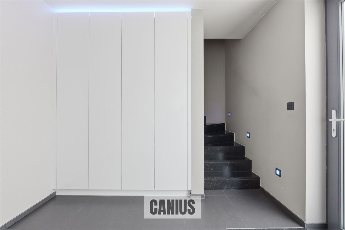 MODERNE, INSTAPKLARE WONING MET 3 SLPK EN ZUIDGERICHTE TUIN