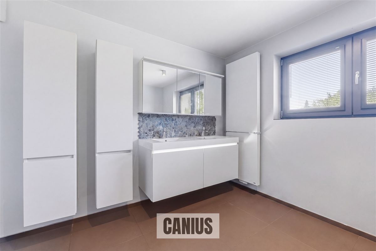 MODERNE, INSTAPKLARE WONING MET 3 SLPK EN ZUIDGERICHTE TUIN