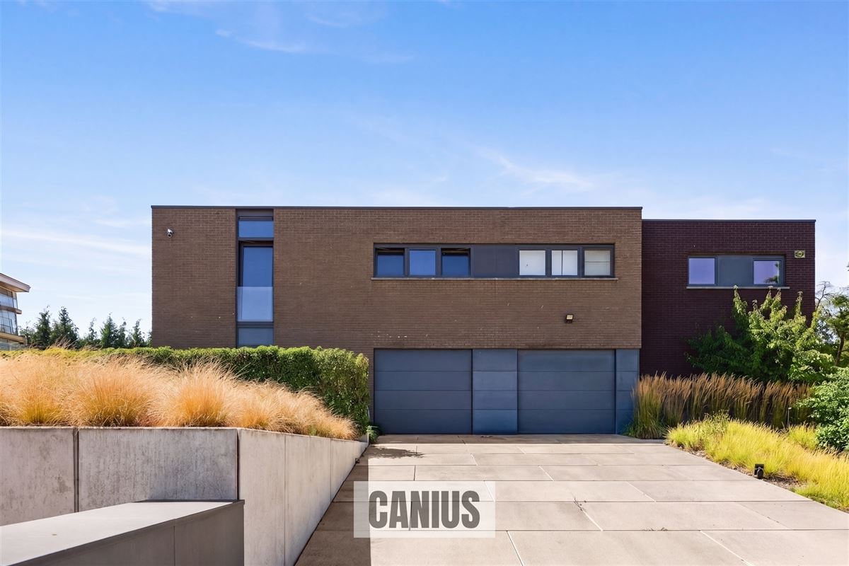 MODERNE, INSTAPKLARE WONING MET 3 SLPK EN ZUIDGERICHTE TUIN