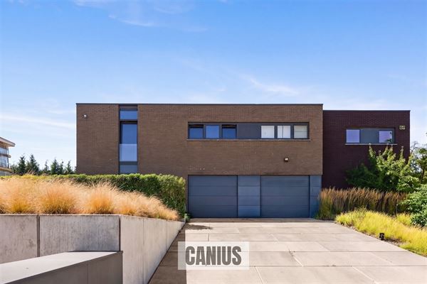 MODERNE, INSTAPKLARE WONING MET 3 SLPK EN ZUIDGERICHTE TUIN