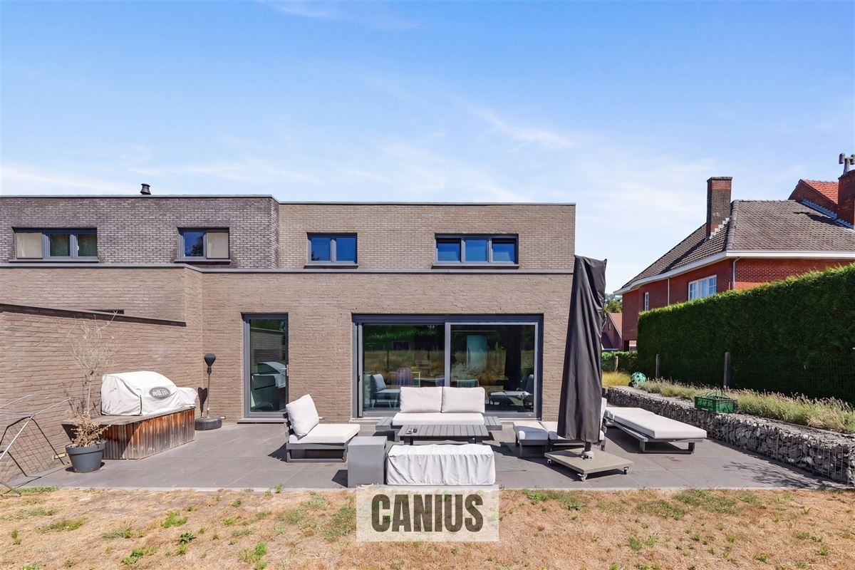 MODERNE, INSTAPKLARE WONING MET 3 SLPK EN ZUIDGERICHTE TUIN