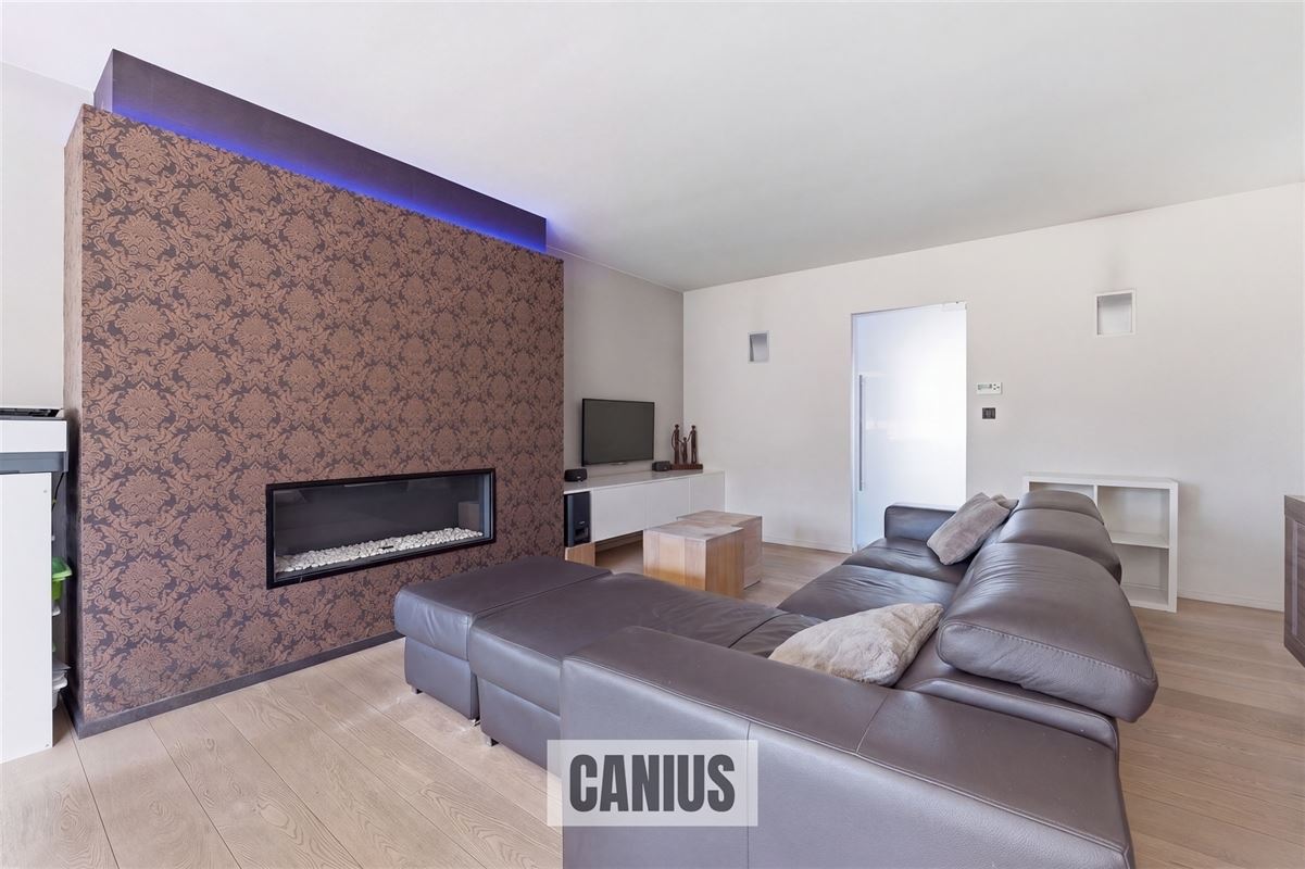 MODERNE, INSTAPKLARE WONING MET 3 SLPK EN ZUIDGERICHTE TUIN