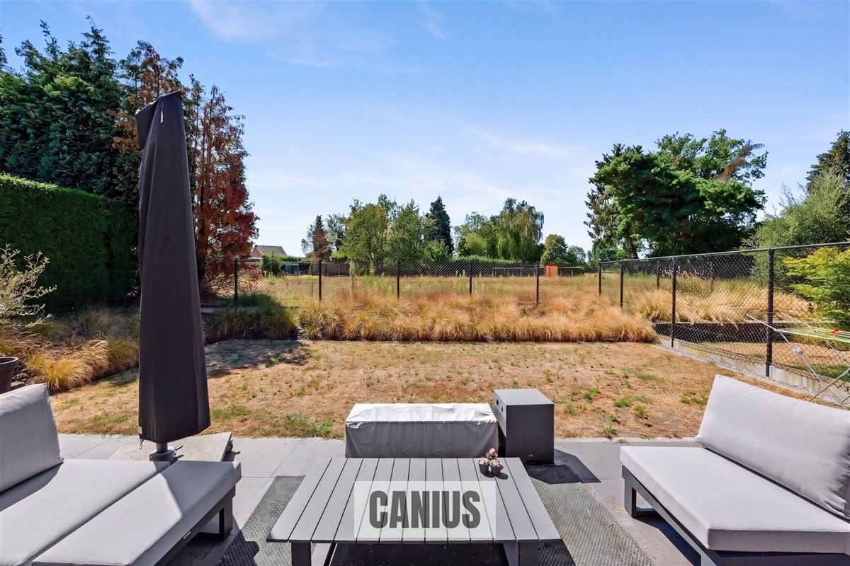 MODERNE, INSTAPKLARE WONING MET 3 SLPK EN ZUIDGERICHTE TUIN