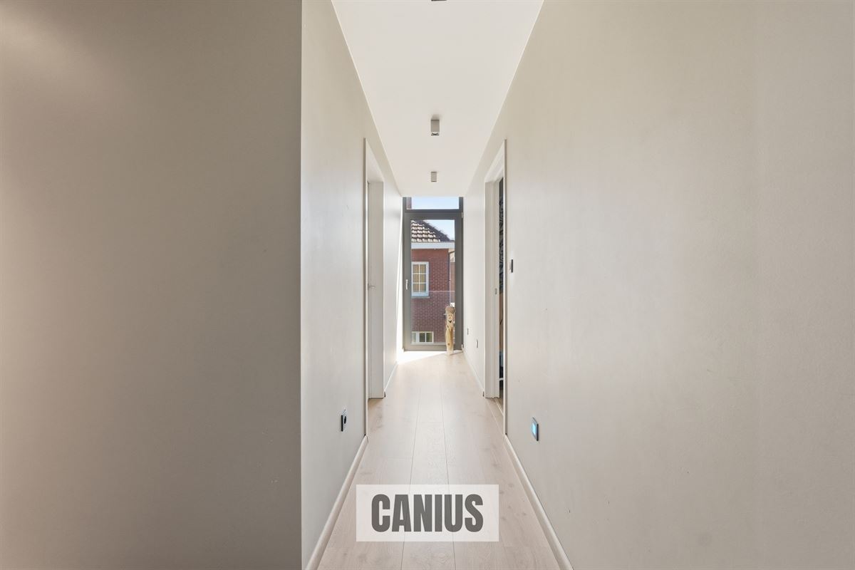 MODERNE, INSTAPKLARE WONING MET 3 SLPK EN ZUIDGERICHTE TUIN