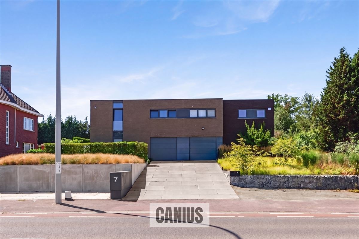 MODERNE, INSTAPKLARE WONING MET 3 SLPK EN ZUIDGERICHTE TUIN