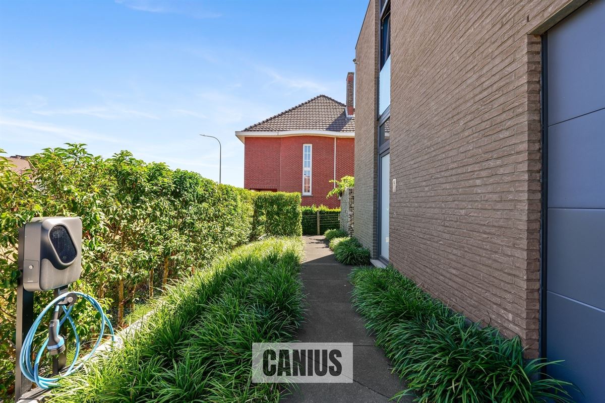 MODERNE, INSTAPKLARE WONING MET 3 SLPK EN ZUIDGERICHTE TUIN