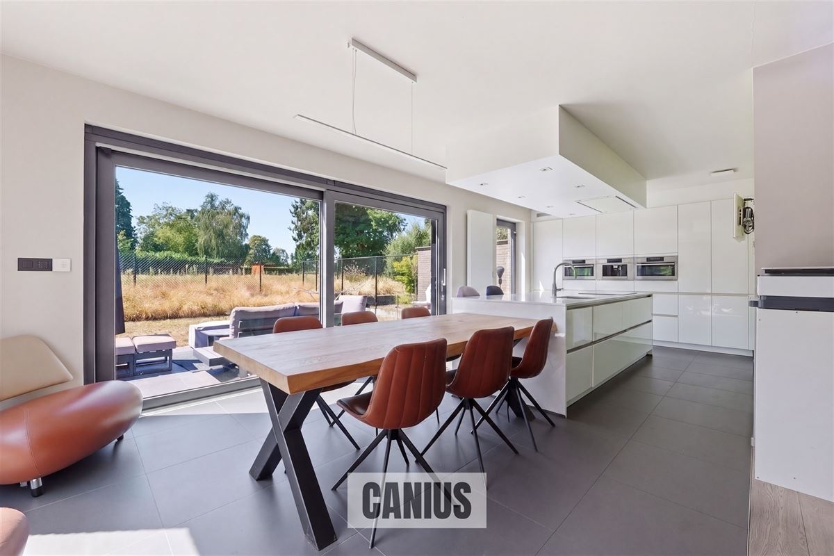 MODERNE, INSTAPKLARE WONING MET 3 SLPK EN ZUIDGERICHTE TUIN