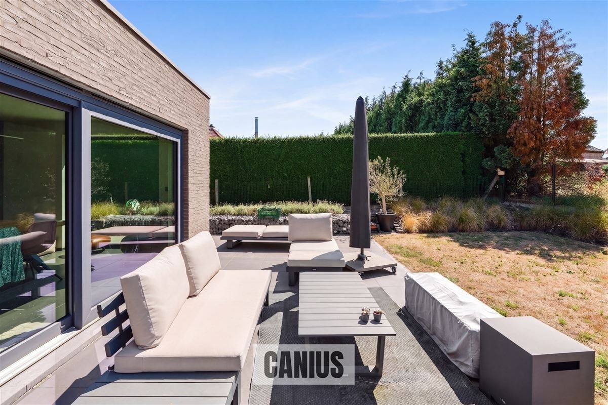 MODERNE, INSTAPKLARE WONING MET 3 SLPK EN ZUIDGERICHTE TUIN