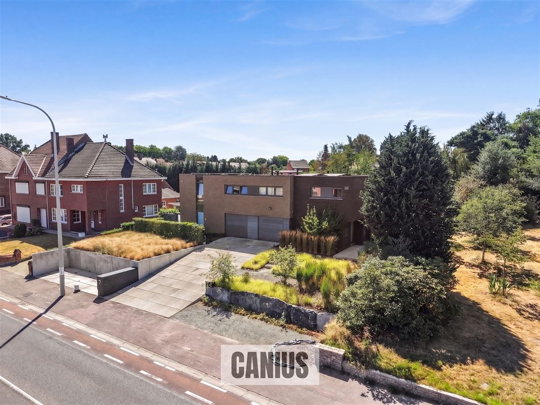 MODERNE, INSTAPKLARE WONING MET 3 SLPK EN ZUIDGERICHTE TUIN