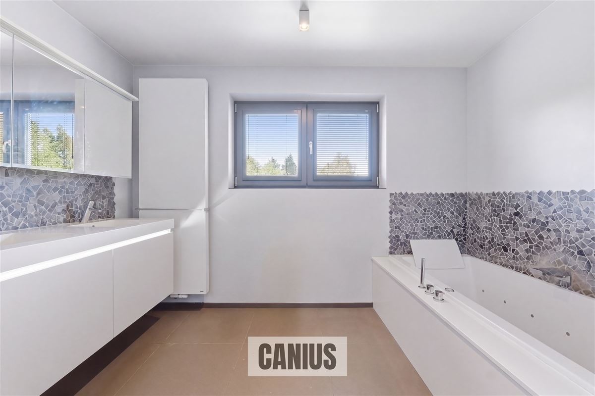 MODERNE, INSTAPKLARE WONING MET 3 SLPK EN ZUIDGERICHTE TUIN