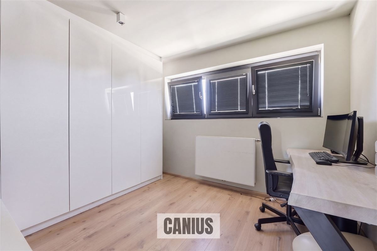 MODERNE, INSTAPKLARE WONING MET 3 SLPK EN ZUIDGERICHTE TUIN