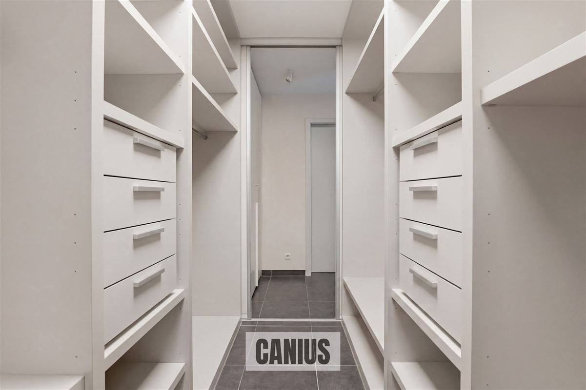 STIJLVOL GELIJKVLOERS APPARTEMENT MET DRIE SLAAPKAMERS