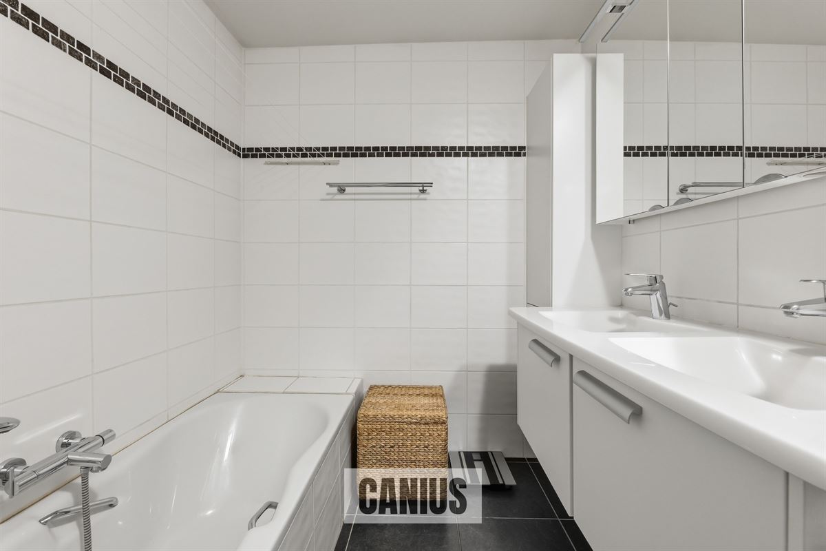 STIJLVOL GELIJKVLOERS APPARTEMENT MET DRIE SLAAPKAMERS