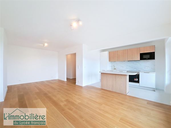 Superbe appartement entièrement remis à neuf, 2 chambres + bureau