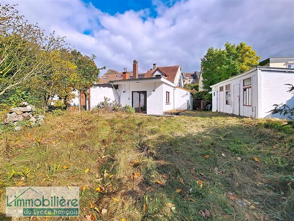 Ensemble de 2 maisons idéalement situées- terrain de 12 ares