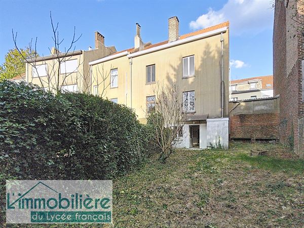 Maison avec garage et jardin à rénover, fort potentiel