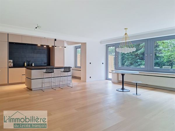 Appartement rénové 2 ch + 1 bureau avec terrasse plein sud