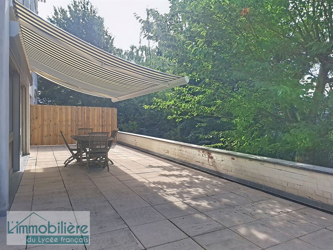 Appartement rénové 2 ch + 1 bureau avec terrasse plein sud