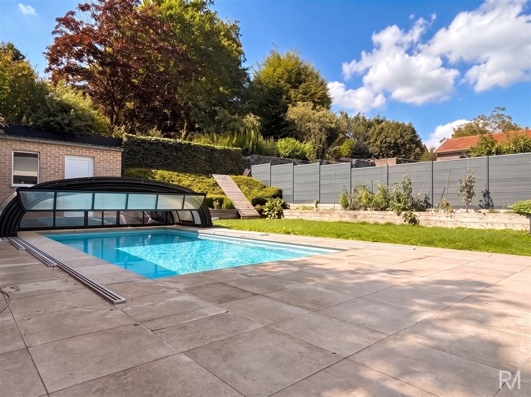 Propriété d’exception avec espace professionnel et piscine