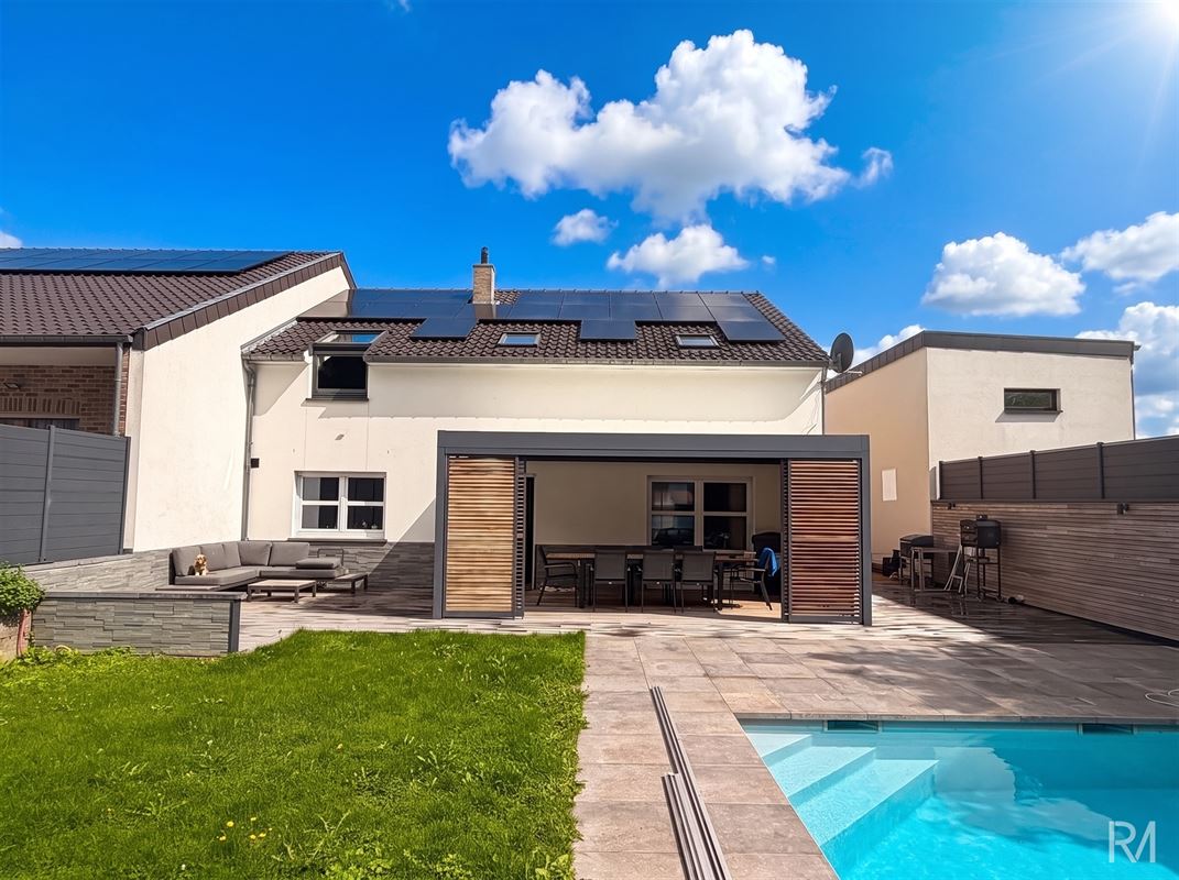 Propriété d’exception avec espace professionnel et piscine