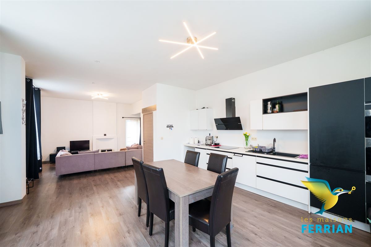 Commerce avec appartement à MONTIGNIES-SUR-SAMBRE (2 chambres)