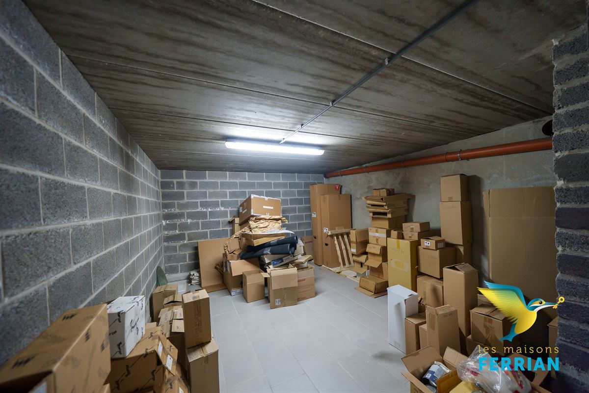 Commercial à LA LOUVIÈRE (0 chambre)