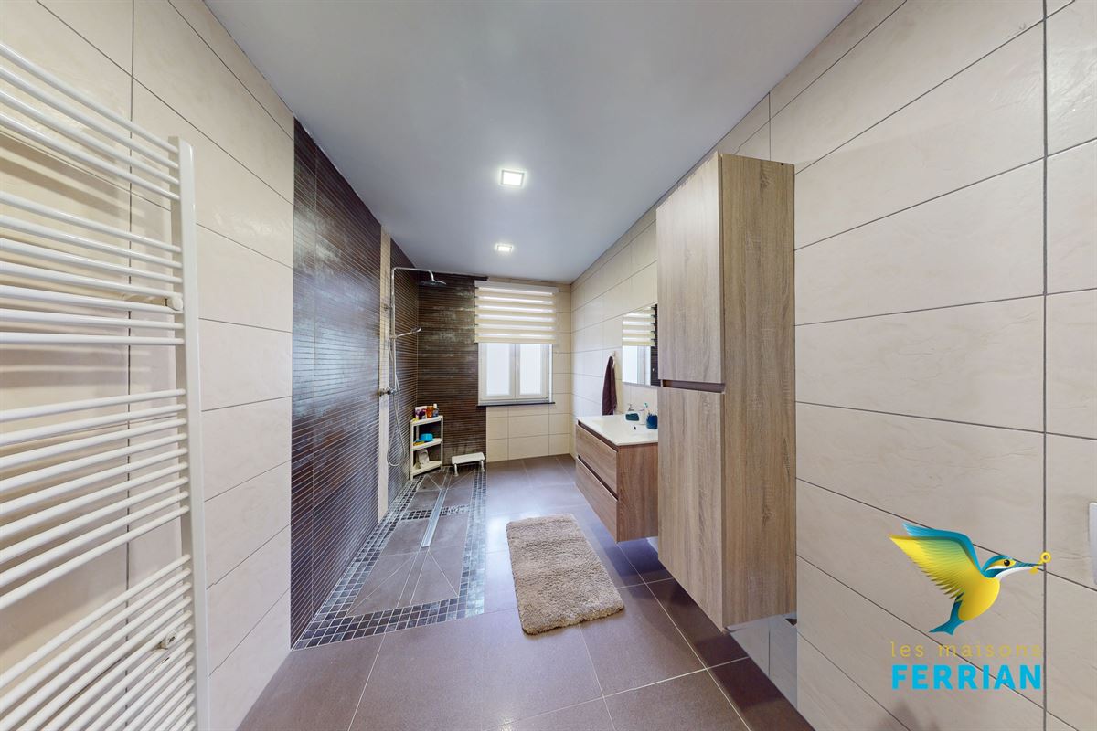 Maison unifamiliale à LODELINSART (5 chambres)