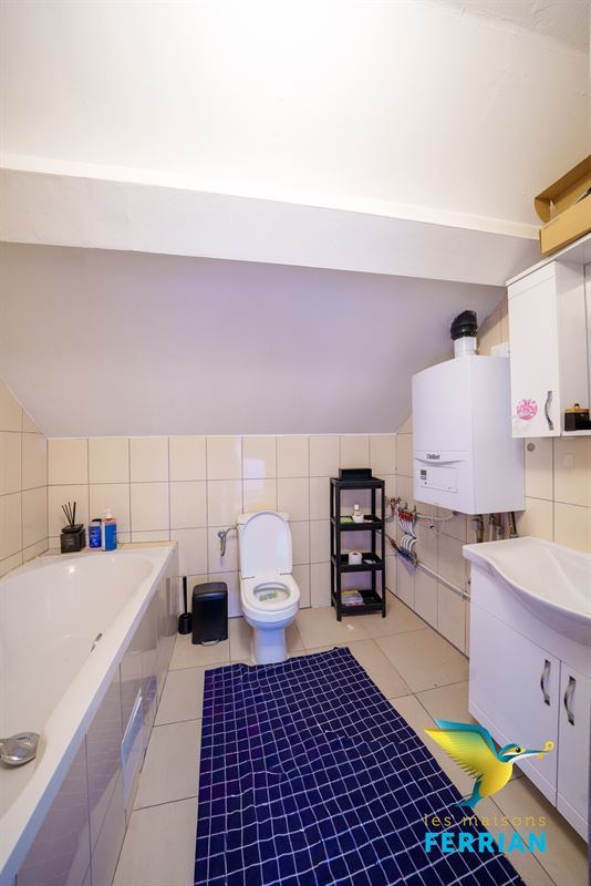 Commerce avec appartement à MONTIGNIES-SUR-SAMBRE (2 chambres)