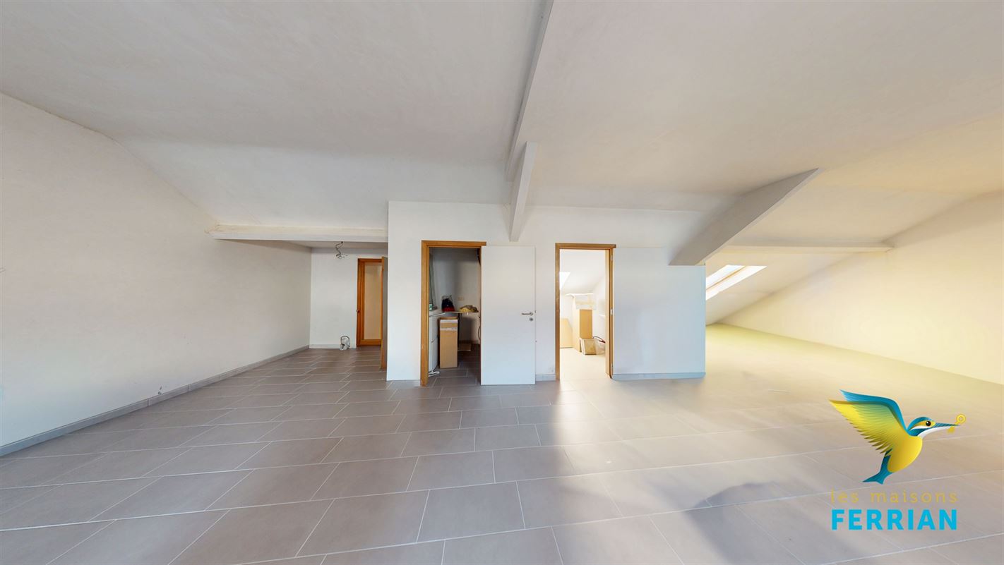 Commercial à LA LOUVIÈRE (0 chambre)