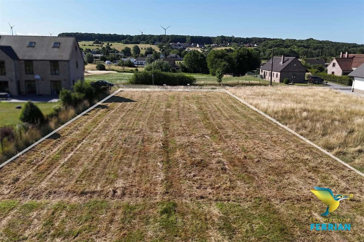 Terrain à bâtir à LE ROUX (0 chambre)
