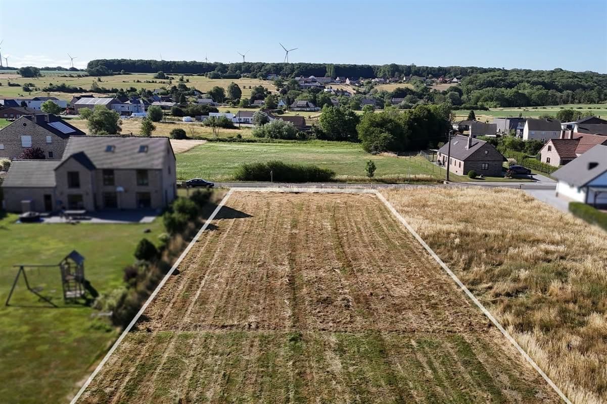 Terrain à bâtir à LE ROUX (0 chambre)
