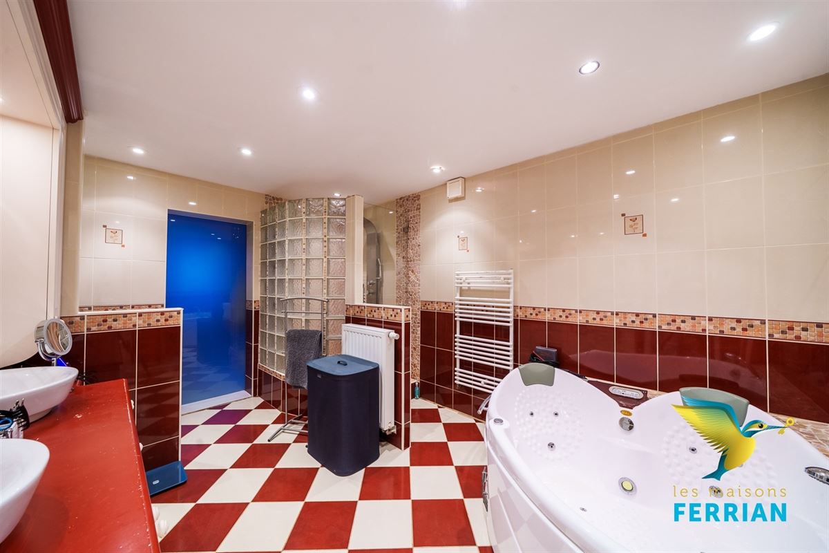 Villa à Court-Saint-Etienne (4 chambres)