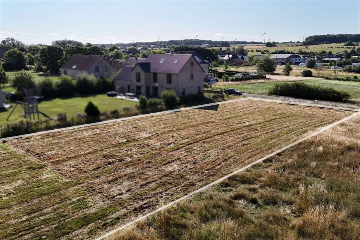 Terrain à bâtir à LE ROUX (0 chambre)