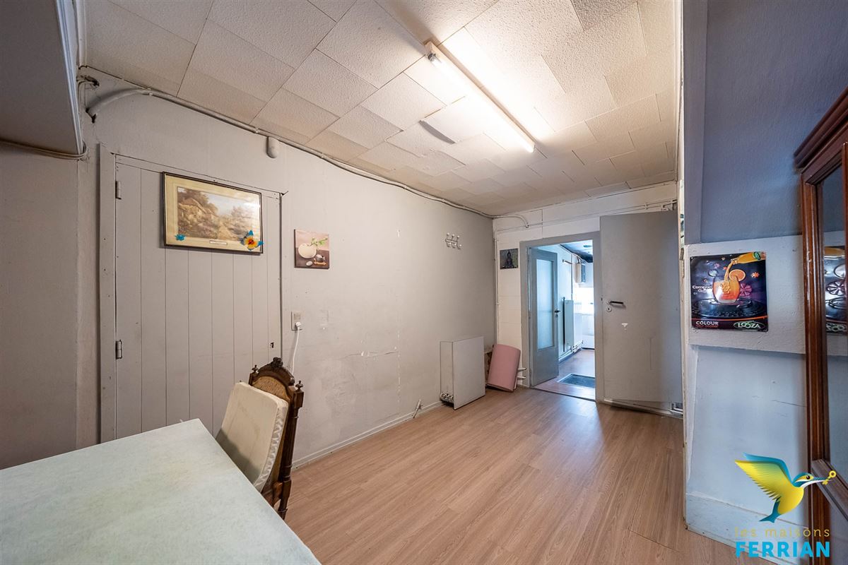 Commerce avec appartement à JUMET (4 chambres)