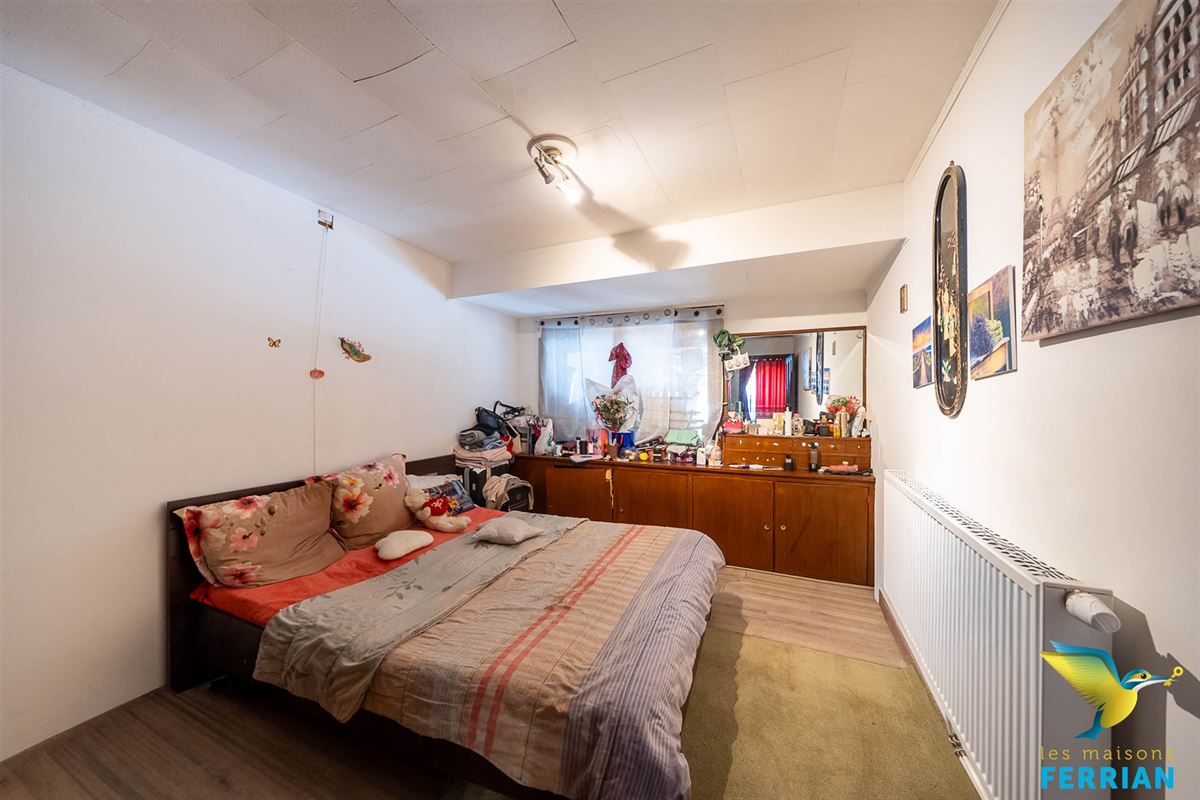Commerce avec appartement à JUMET (4 chambres)