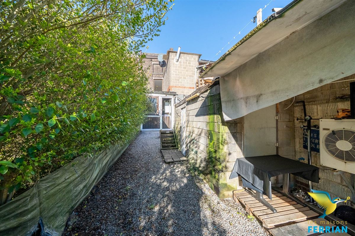 Commerce avec appartement à JUMET (4 chambres)