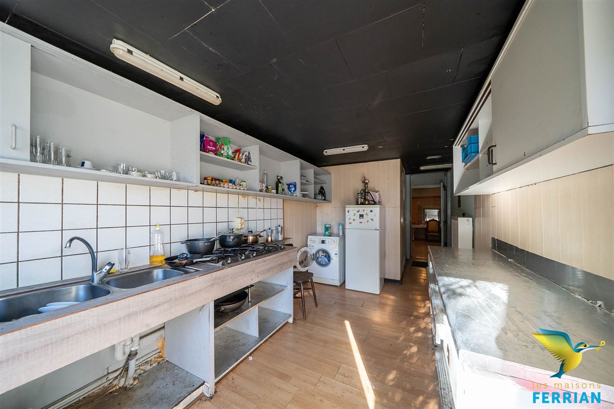 Commerce avec appartement à JUMET (4 chambres)