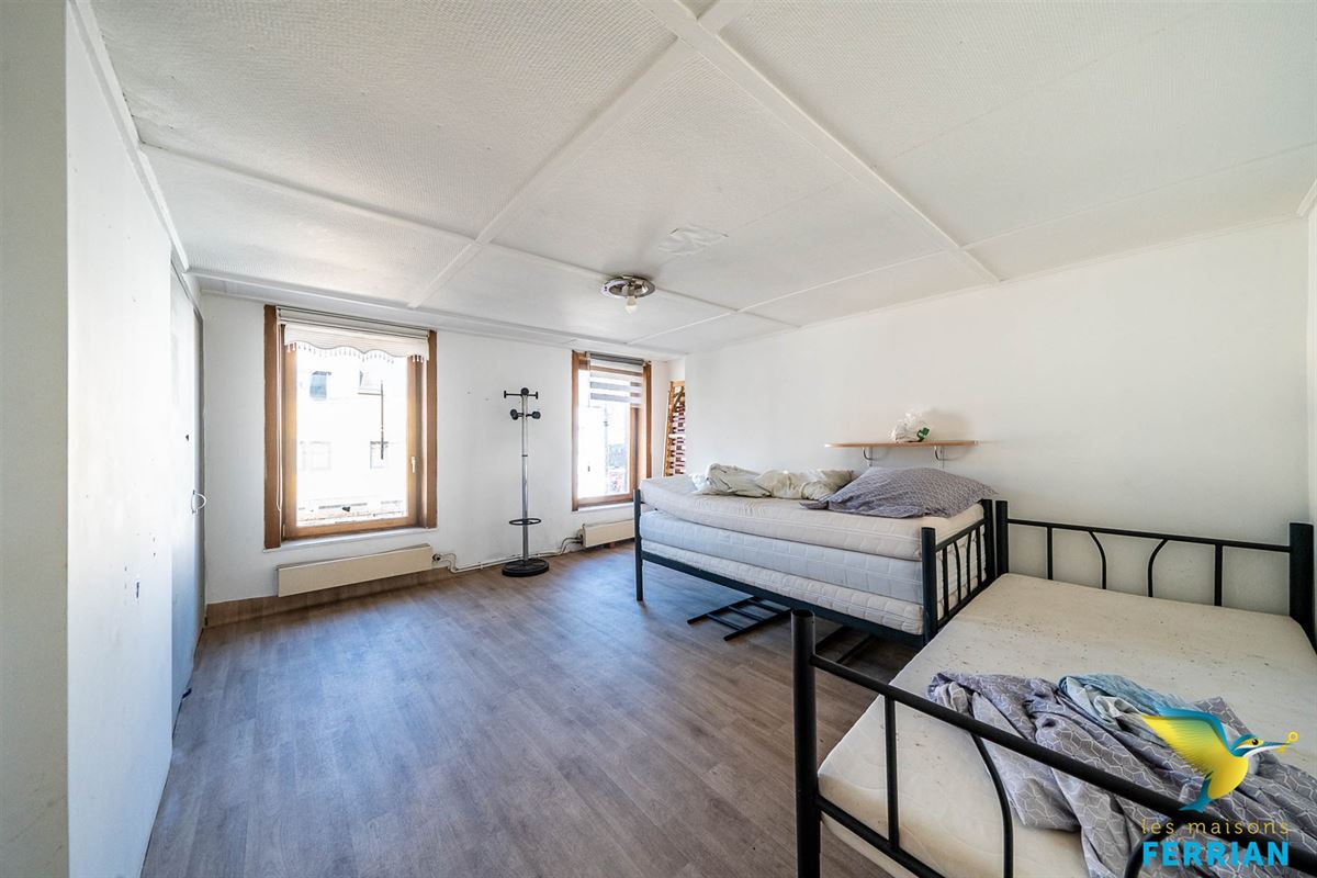 Commerce avec appartement à JUMET (4 chambres)