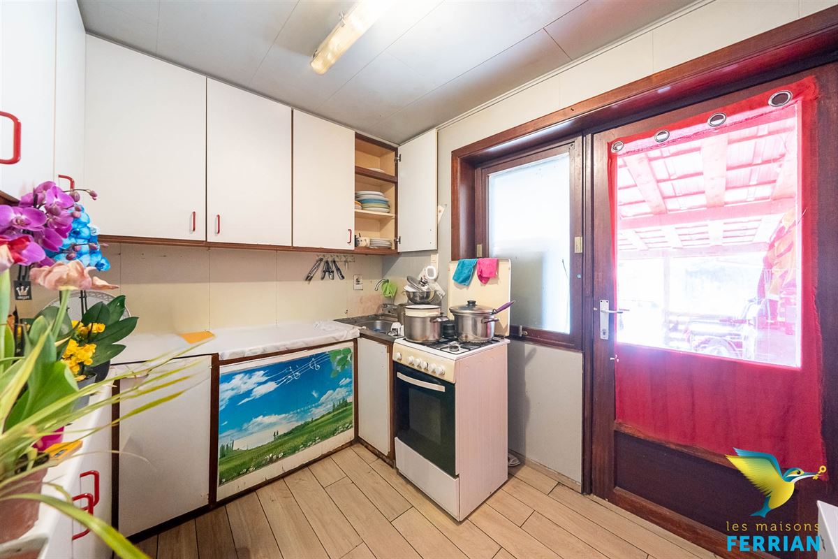 Commerce avec appartement à JUMET (4 chambres)