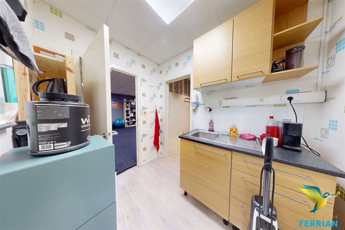 Commercial à AUVELAIS (0 chambre)