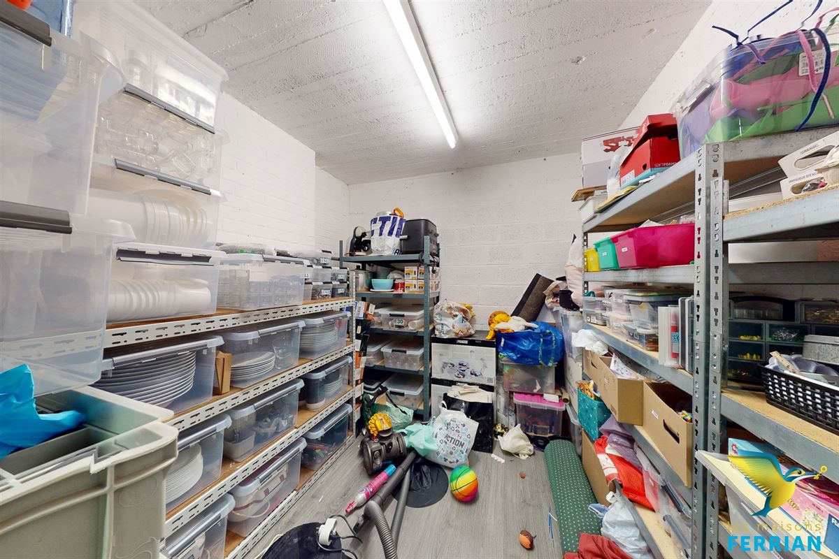 Commercial à AUVELAIS (0 chambre)