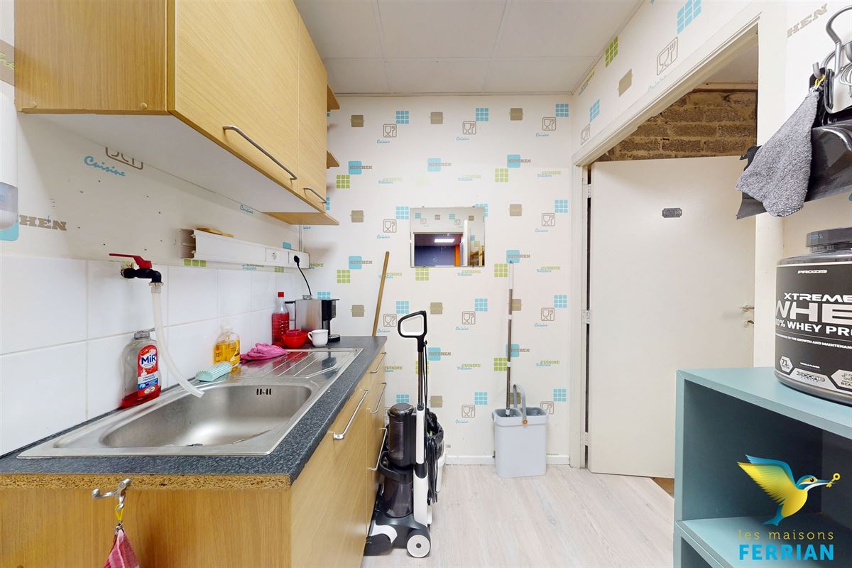 Commercial à AUVELAIS (0 chambre)