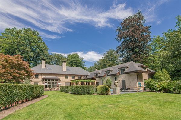 Statig landhuis met aangelegde parktuin van ca 1 Ha, zwembad en tennisterrein