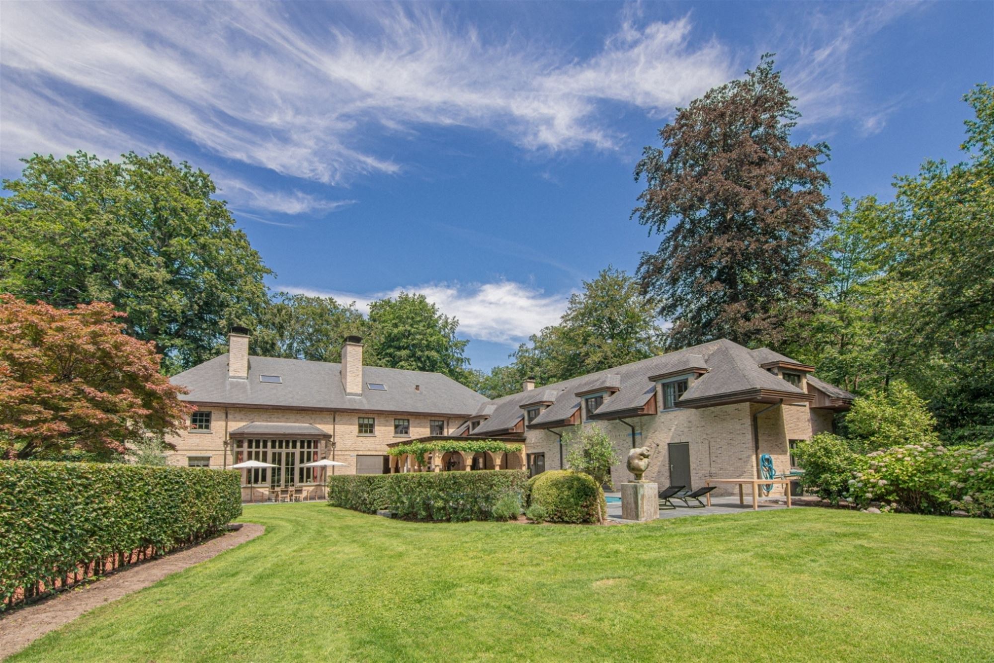 Statig landhuis met aangelegde parktuin van ca 1 Ha, zwembad en tennisterrein