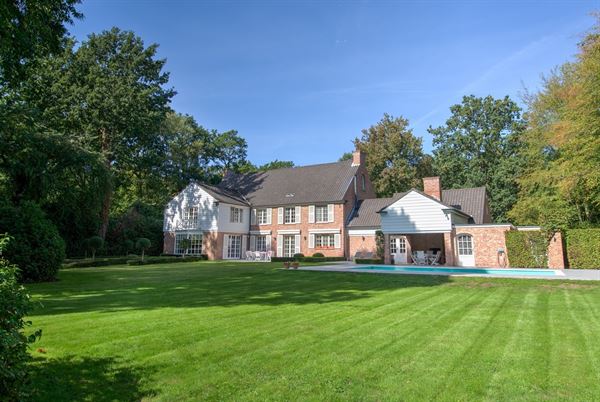Prime location: Spacious villa to renovate with pool on a plot of approx. 6,000 m²