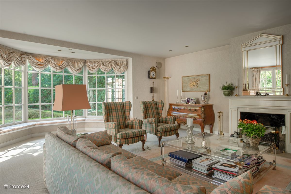 Prime location: Spacious villa to renovate with pool on a plot of approx. 6,000 m²