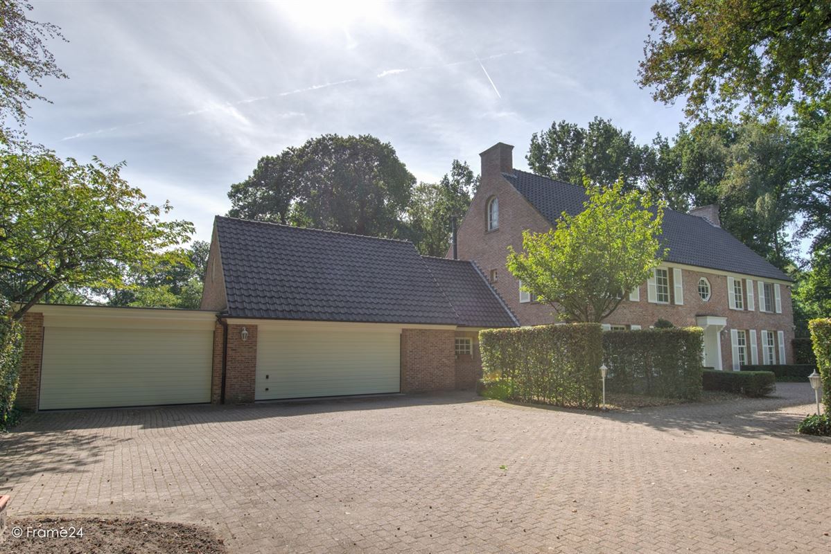 Prime location: Spacious villa to renovate with pool on a plot of approx. 6,000 m²