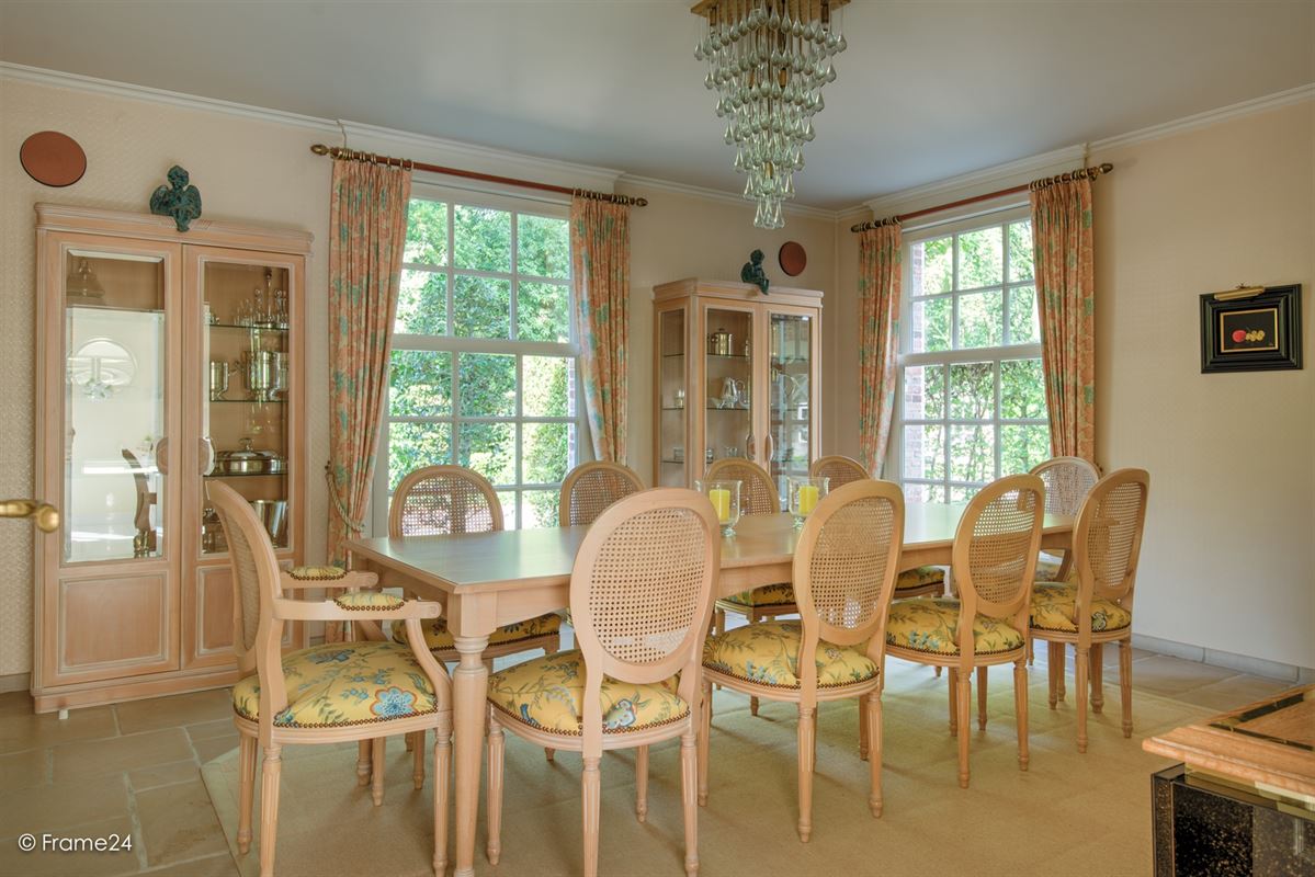 Prime location: Spacious villa to renovate with pool on a plot of approx. 6,000 m²