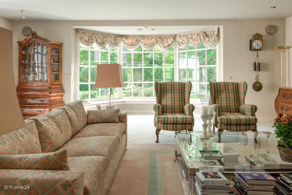 Prime location: Spacious villa to renovate with pool on a plot of approx. 6,000 m²