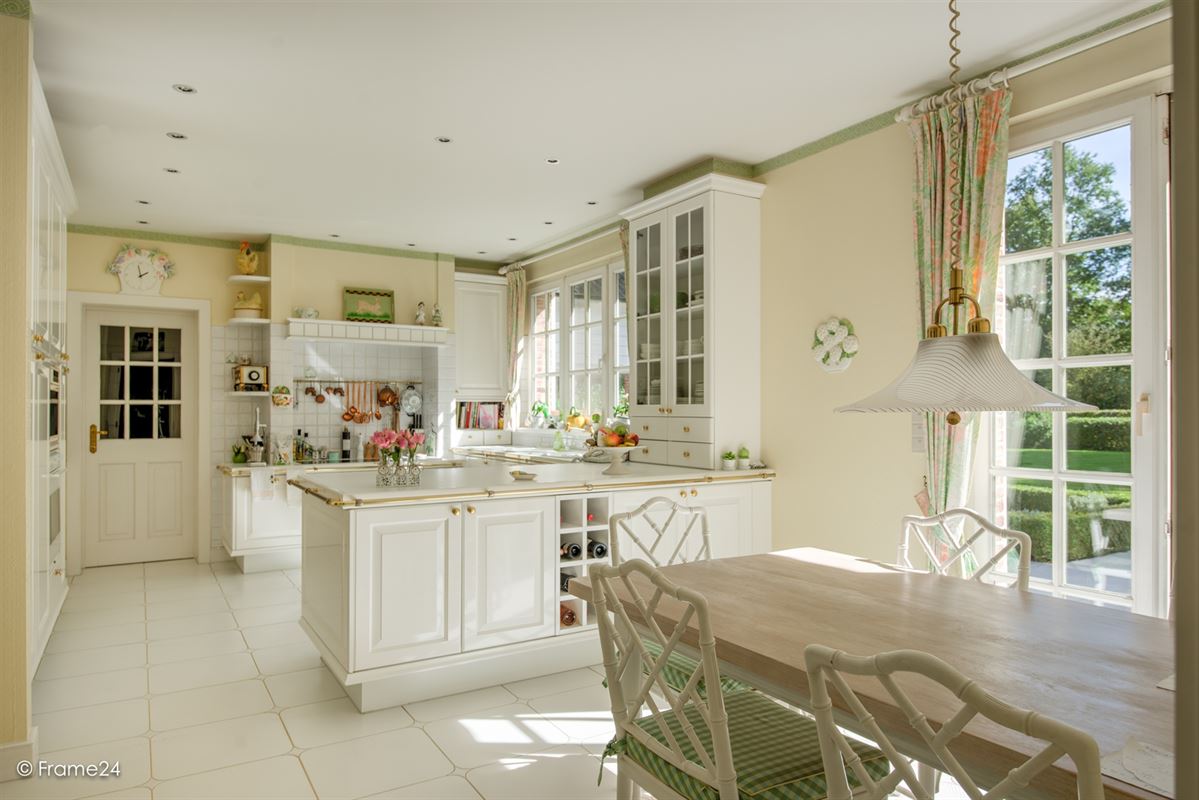 Prime location: Spacious villa to renovate with pool on a plot of approx. 6,000 m²